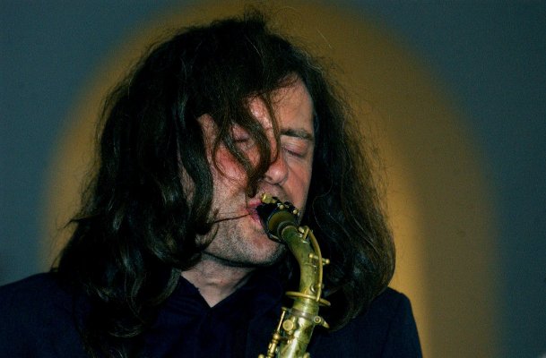 Gesicht von Hartmut Dorschner mit Saxophon beim extatischen Musizieren