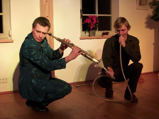 Hartmut Dorschner mit Sopransaxophon zuhrend, Posaune -Martin Schulze